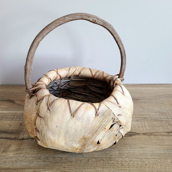 Vintage handmade natural palm husk fiber basket. Rustic beachy home decor. - Picture 3 of 9